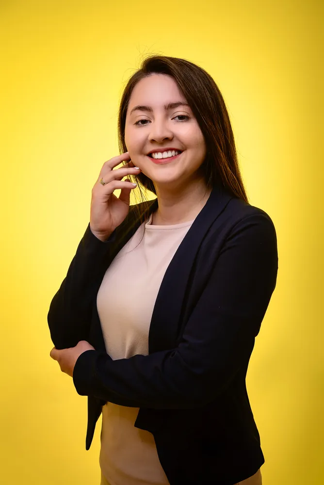 Retrato de Maylin Patiño sobre fondo amarillo
