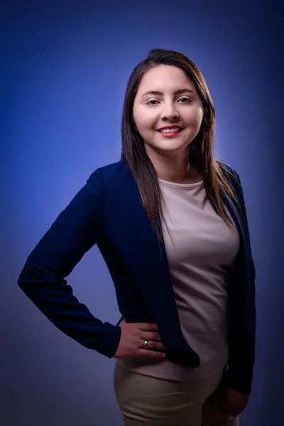 Maylin Patiño sobre fondo azul